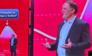 Federico Gottfried, director de Hauscom, en el escenario de Espacio Shell 2026 con la pantalla gigante detrás
