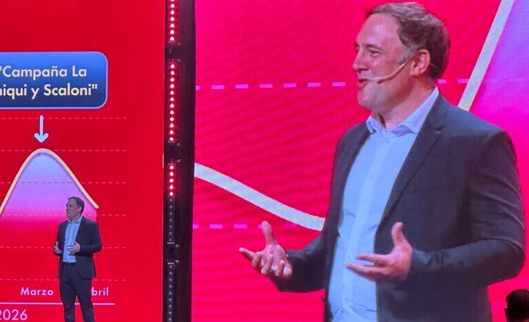 Federico Gottfried, director de Hauscom, en el escenario de Espacio Shell 2026 con la pantalla gigante detrás