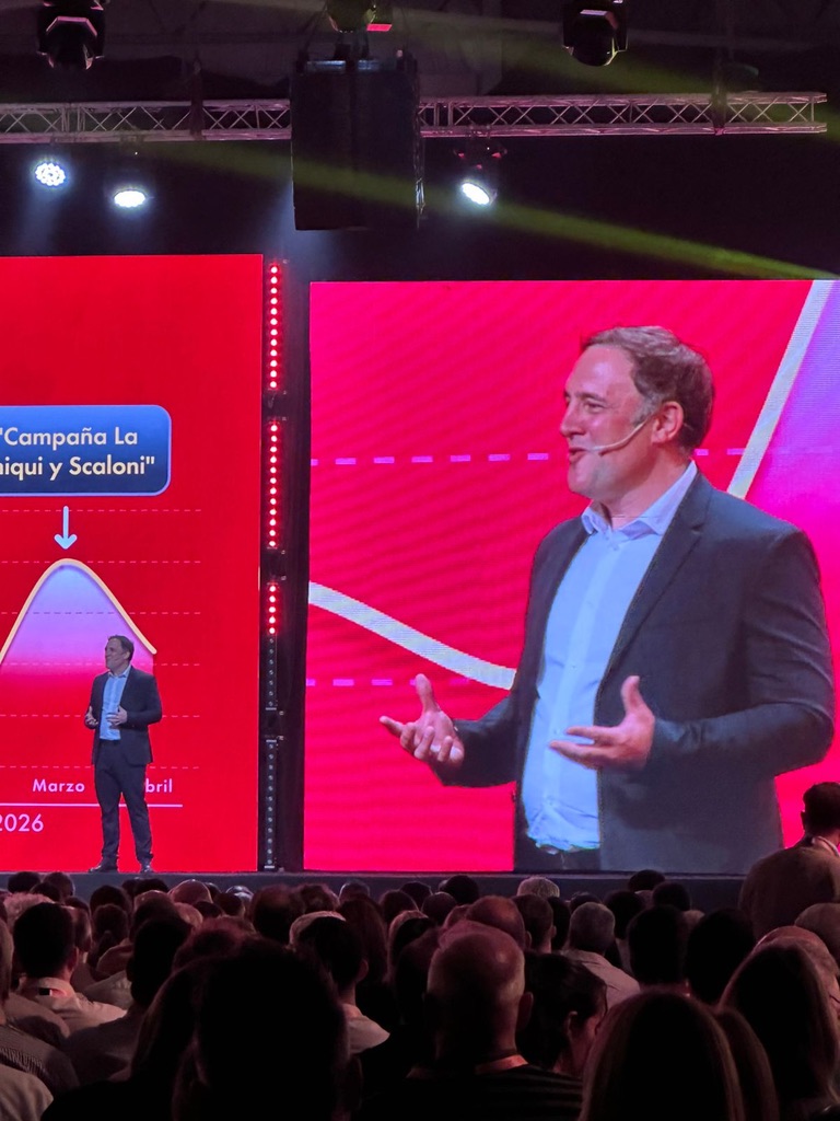 Federico Gottfried, director de Hauscom, en el escenario de Espacio Shell 2026 con la pantalla gigante detrás